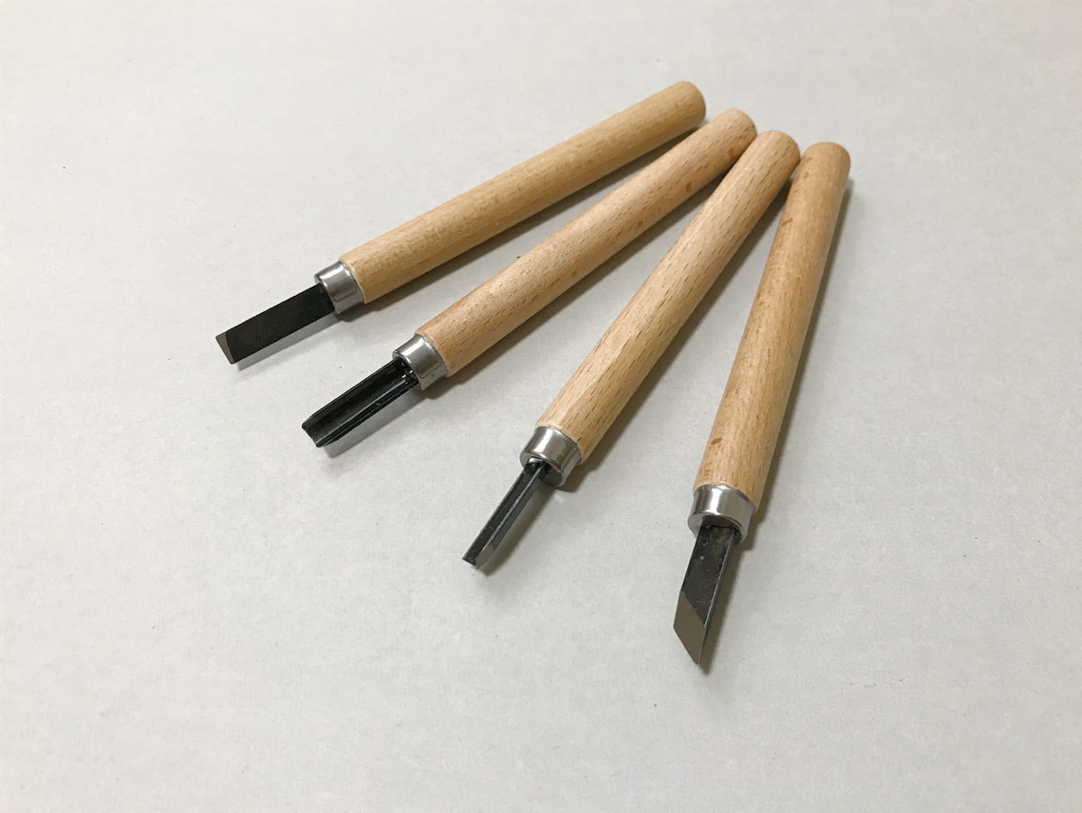 ダイソーの4種の刃先の彫刻刀