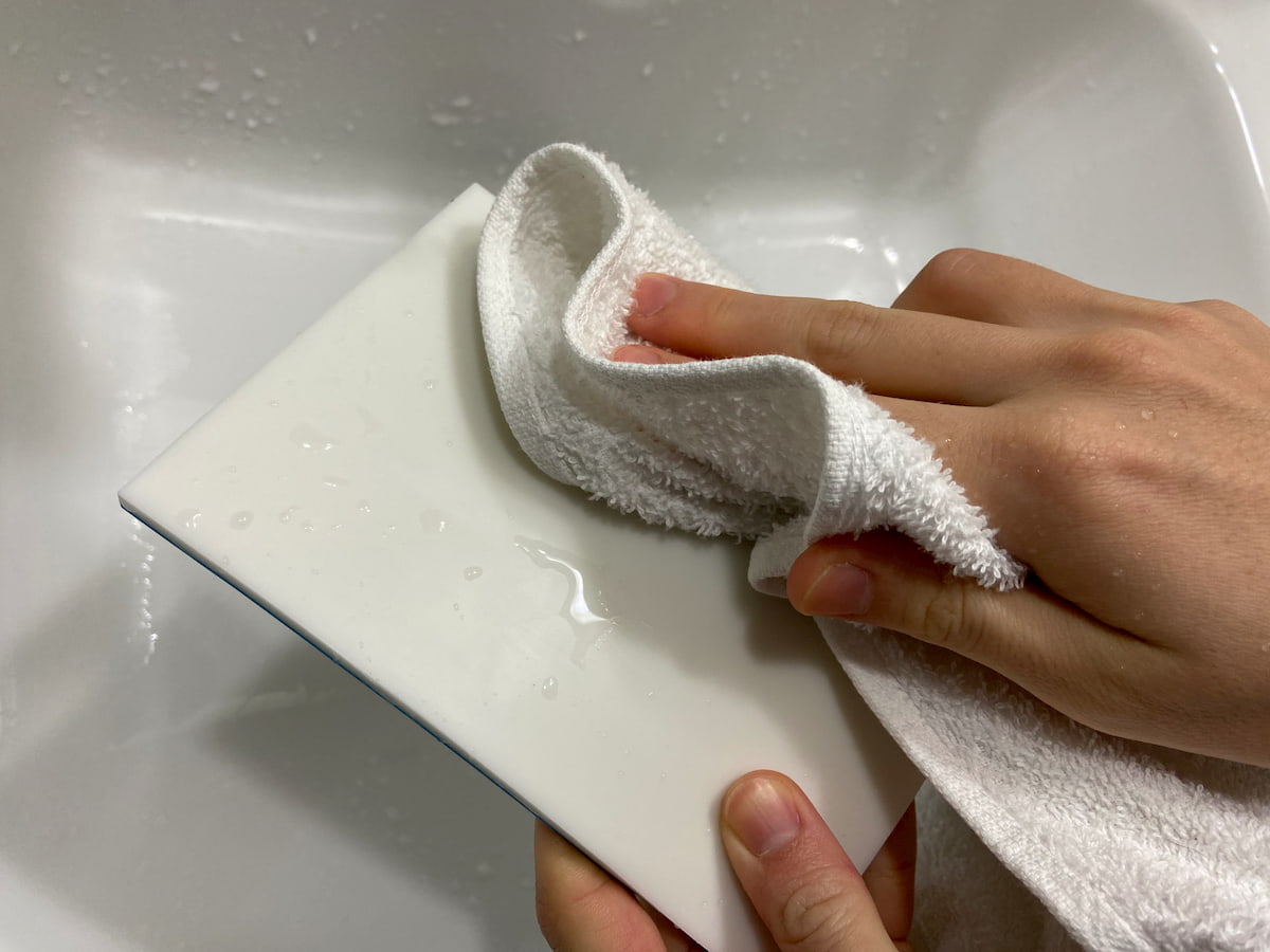 水洗いした消しゴムはんこ用のゴム版をタオルで拭く