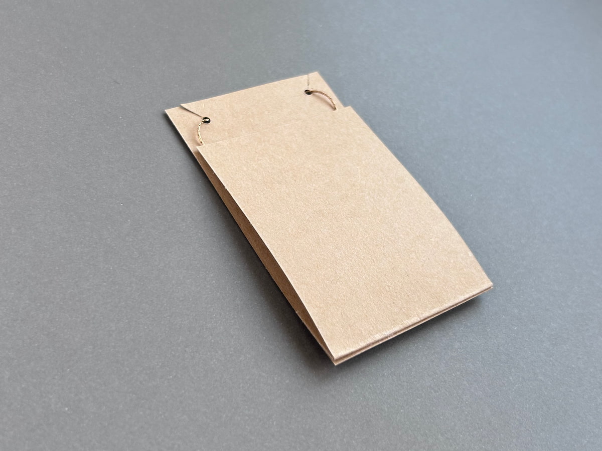 端を折った厚紙とアクセサリー台紙を貼り合わせた状態